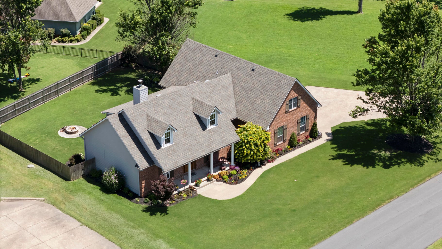 4975 Lake Breeze Road, Grove OK – Patricia Island Country Club Home near Grand Lake
